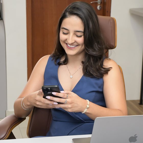 Dra. Camila Batista no escritório